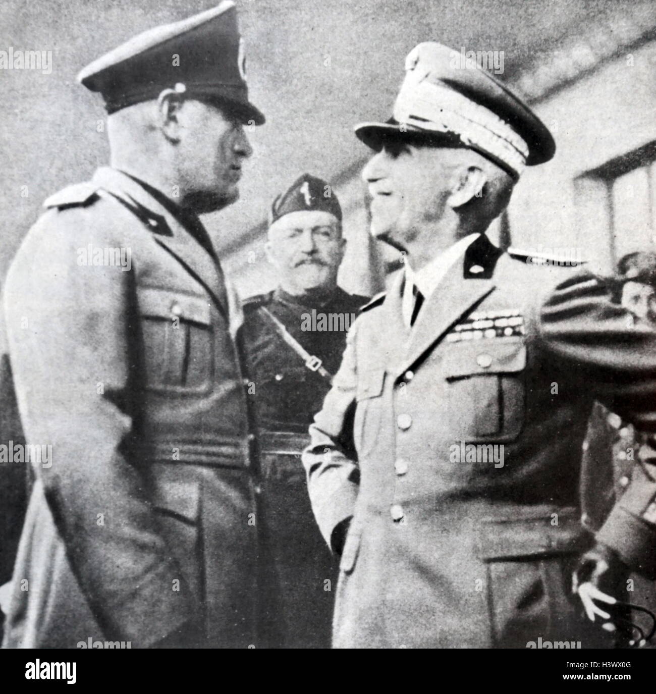Photographie de Victor Emmanuel III d'Italie (1869-1947) Roi d'Italie, avec Benito Mussolini (1883-1945) un homme politique italien, dictateur, et journaliste. En date du 20e siècle Banque D'Images