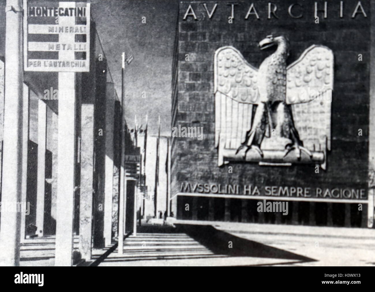 Photographie de l'extérieur du Palazzo delle Esposizioni lors de l'exposition de la révolution fasciste (Mostra della Rivoluzione Fascista) à Rome. L'exposition a été ouverte par Benito Mussolini en 1932. En date du 20e siècle Banque D'Images