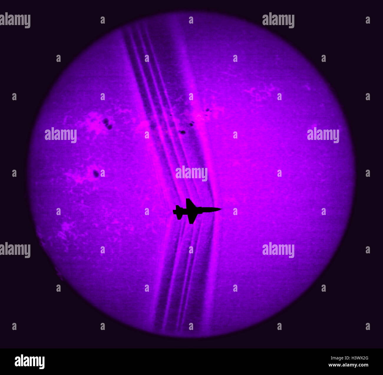 En utilisant le disque solaire en toile de fond, ses détails révélés par un filtre optique Calcium-K, les chercheurs ont traité cette image pour révéler des ondes de choc créées par un supersonic T-38C Banque D'Images