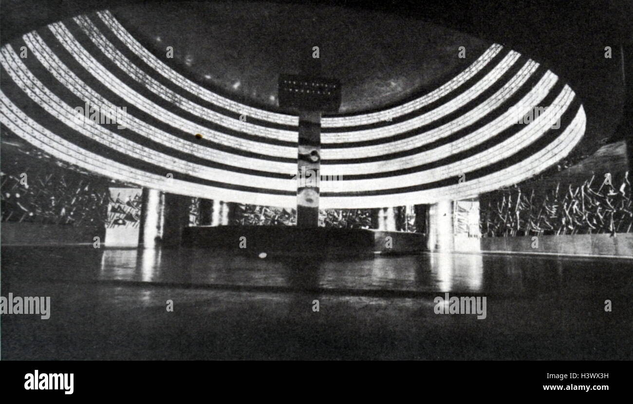 Photo de l'intérieur du palais des expositions au cours de l'exposition de la révolution fasciste (Mostra della Rivoluzione Fascista) à Rome. L'exposition a été ouverte par Benito Mussolini en 1932. En date du 20e siècle Banque D'Images