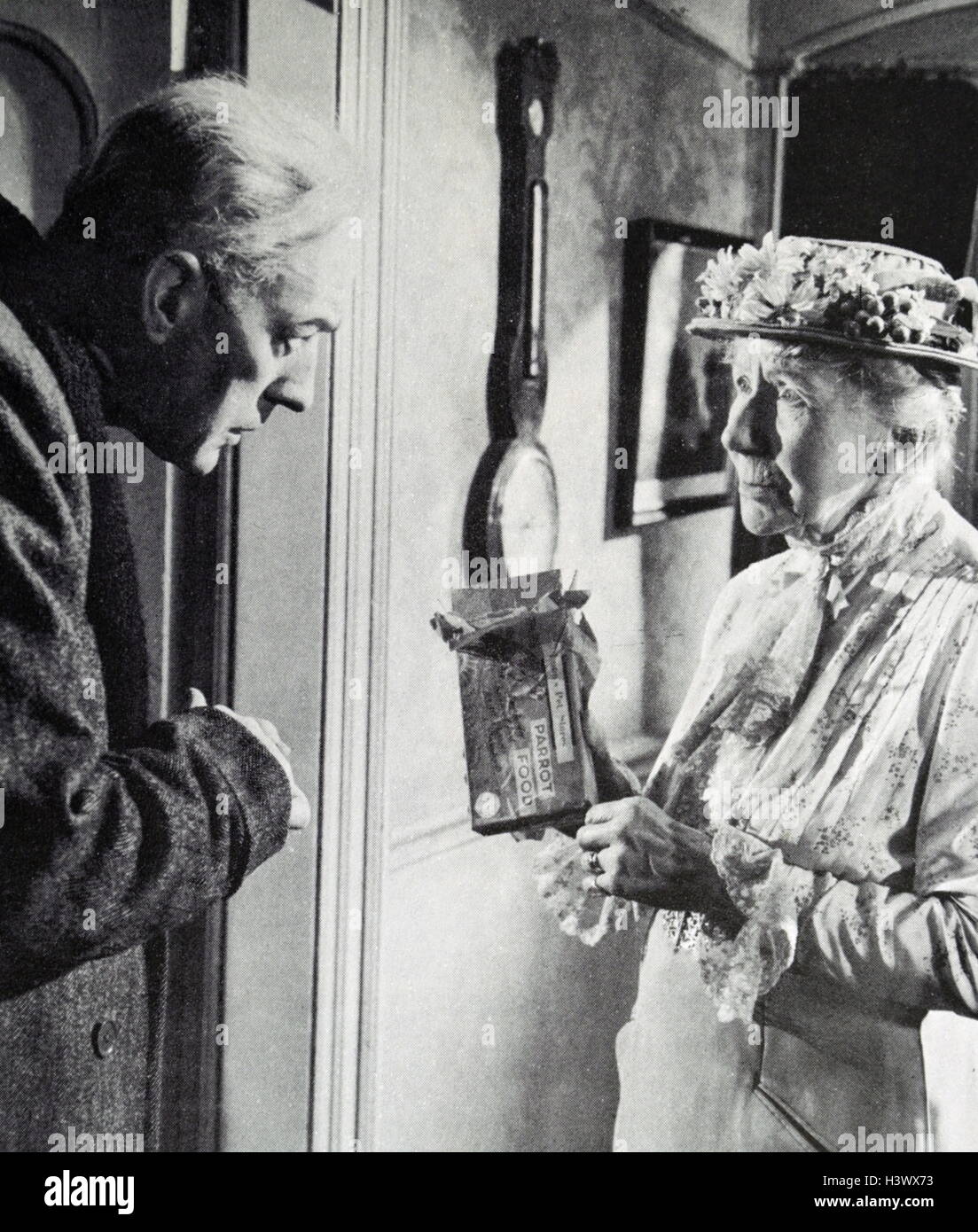 Photo du film de "The Ladykillers" avec Katie Johnson (1878-1957) et Alec Guinness (1914-2000). En date du 20e siècle Banque D'Images