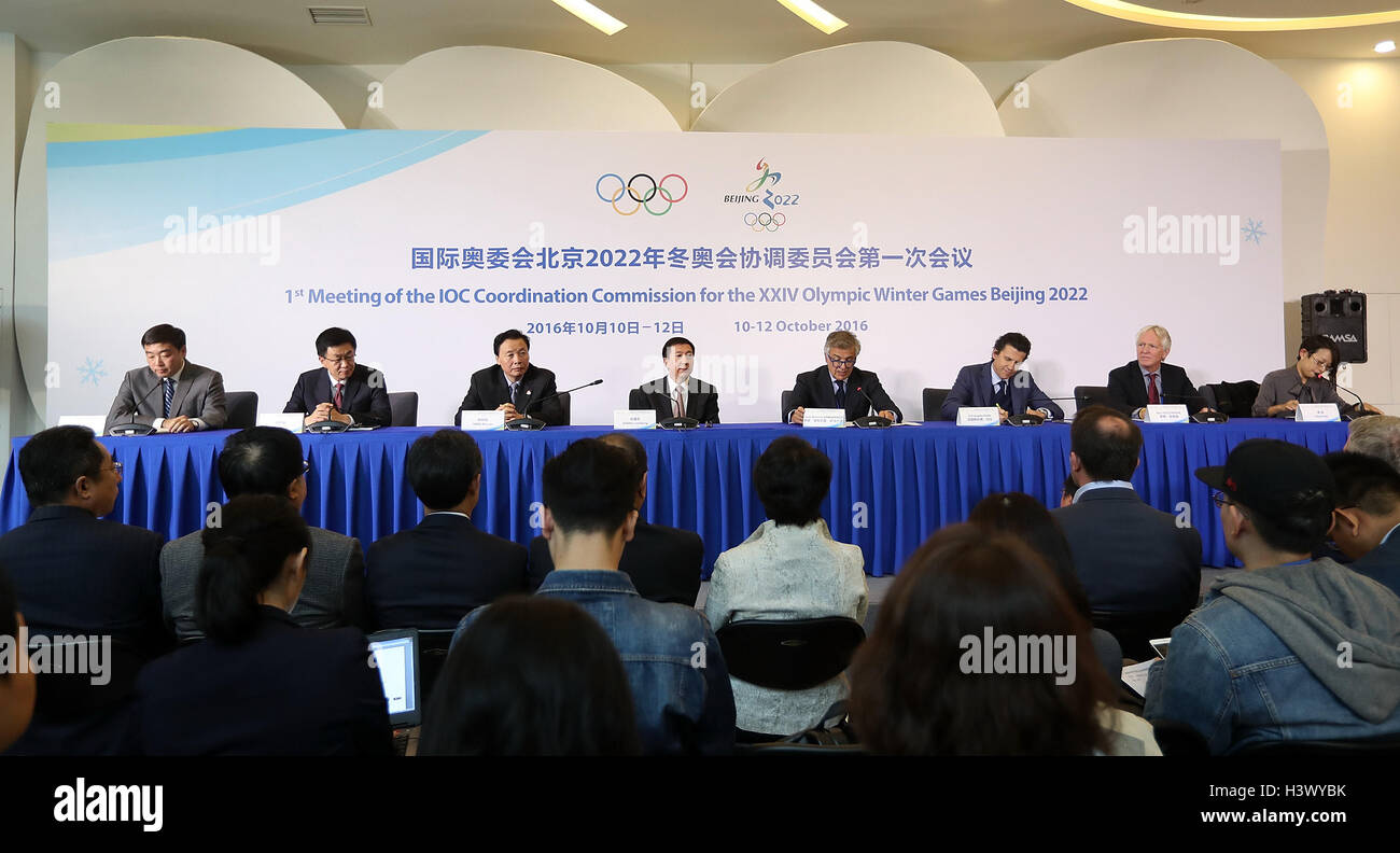 Beijing, Chine. 12 octobre, 2016. Participants de Coordination du CIO et au Comité d'organisation pour les 2022 Jeux olympiques et paralympiques d'hiver de participer à la conférence de presse pour la première réunion de la Commission de Coordination du CIO pour les Jeux Olympiques d'hiver XXIV en 2022 Beijing Beijing, capitale de la Chine, le 12 octobre 2016. Source : Xinhua/Alamy Live News Banque D'Images