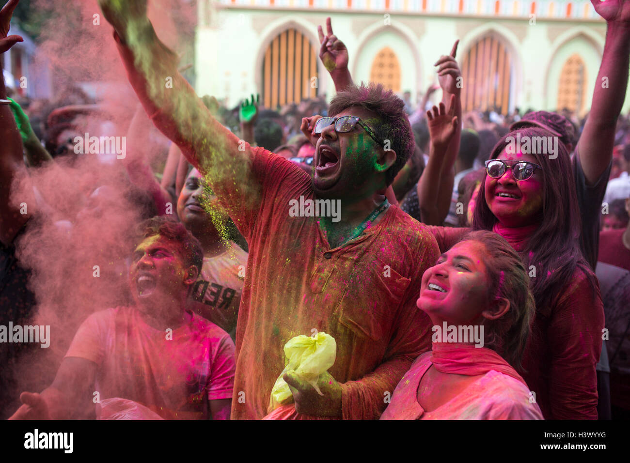 Dhaka, Bangladesh. 11 octobre, 2016. Les dévots hindous bangladeshis mis vermillion et couleur sur leurs visages qu'ils dansent sur le dernier jour de la Durga Puja Festival à Dhaka, Bangladesh, le 11 octobre 2016. Les cinq jours de festival Durga Puja commémore l'assassinat d'un roi démon Mahishasur par déesse hindoue Durga, marquant le triomphe du bien sur le mal. Zakir Hossain Chowdhury Crédit : zakir/Alamy Live News Banque D'Images