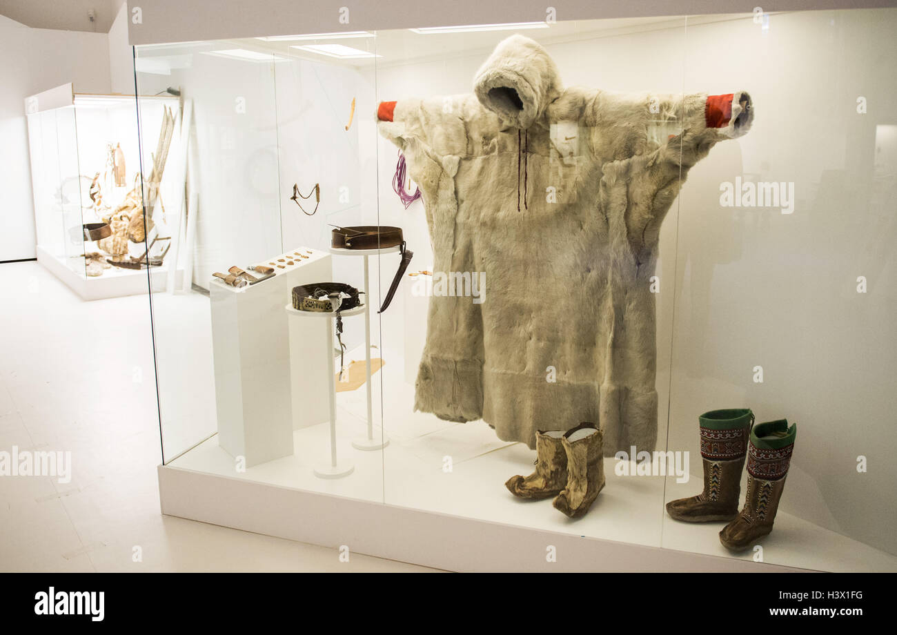Un manteau de fourrure de renne peut être vu dans l'exposition 'Eiszeiten'  au musée d'ethnologie à Hambourg, Allemagne, 11 octobre 2016. Dans le  contexte d'une double exposition, le musée archéologique présente de