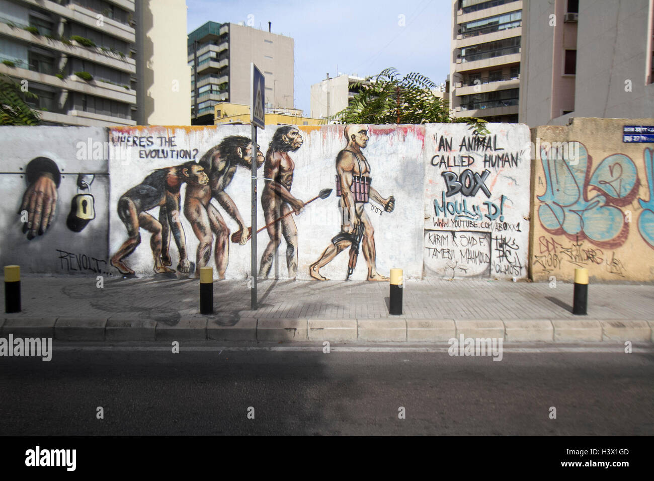 Beyrouth, Liban. 12 octobre, 2016. Un artiste murale représentant l'évolution d'un singe à un homme portant un gilet explosif Suicide tenant un fusil d'assaut Crédit : amer ghazzal/Alamy Live News Banque D'Images