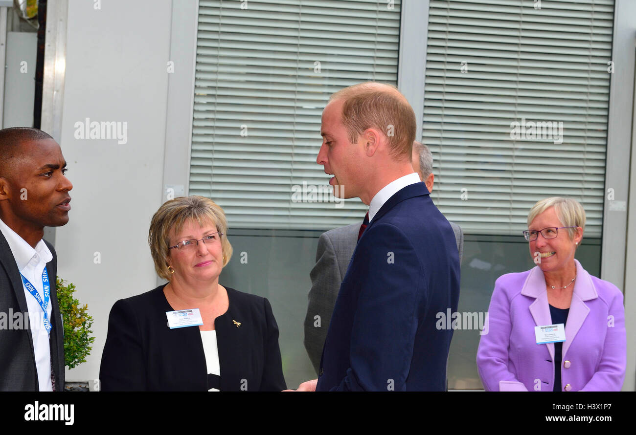 Le duc de Cambridge en visite officielle à un pas dans l'Arche au programme de santé Centre de conférence et de Basingstoke Hampshire l'accent sur l'Hôpital Nord pour fournir des possibilités d'emploi pour les anciens combattants militaires. Le duc de mieux comprendre le programme et StepIntoHealth @rencontrez certains de ses participants actuels et diplômés.(LtoR)Kofi Quartey, étape dans la santé coordonnateur régional du Hampshire,Julia Watling,Entrez dans la santé mènent&Initiative régionale pour East Anglia.Mary Edwards COE Hampshire Hospital Trust Crédit : Gary Blake/Alamy Live News Banque D'Images