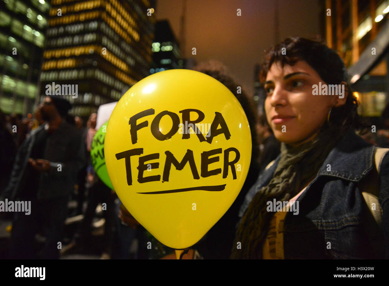 Sao Paulo, Sao Paulo, Brésil. Oct 11, 2016. SÃƒO Paulo, SP, BRÉSIL 12.10.2016 protestation sociale et crise : les mouvements étudiants protester contre l'Avenida Paulista, la région centrale de SÃ£o Paulo contre l'amendement proposé à la Constitution (PEC) 241 et l'établissement d'une mesure provisoire dans l'école moyenne de la réforme. Ils demandent également le départ du président Michel Temer. © Le Cris Faga/ZUMA/Alamy Fil Live News Banque D'Images