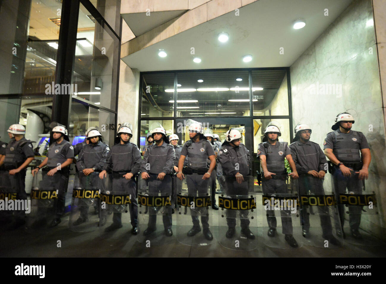 Sao Paulo, Sao Paulo, Brésil. Oct 11, 2016. SÃƒO Paulo, SP, BRÉSIL 12.10.2016 protestation sociale et crise : les mouvements étudiants protester contre l'Avenida Paulista, la région centrale de SÃ£o Paulo contre l'amendement proposé à la Constitution (PEC) 241 et l'établissement d'une mesure provisoire dans l'école moyenne de la réforme. Ils demandent également le départ du président Michel Temer. © Le Cris Faga/ZUMA/Alamy Fil Live News Banque D'Images