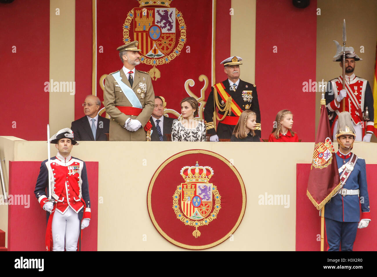 Madrid, Espagne. 12 octobre, 2016. Reine Letizia, le roi Felipe, La Princesse Sofía et Princesse Leonor assister au défilé militaire pour la fête nationale à place Neptuno à Madrid, Espagne. Le 12 octobre 2016. Credit : MediaPunch Inc/Alamy Live News Banque D'Images