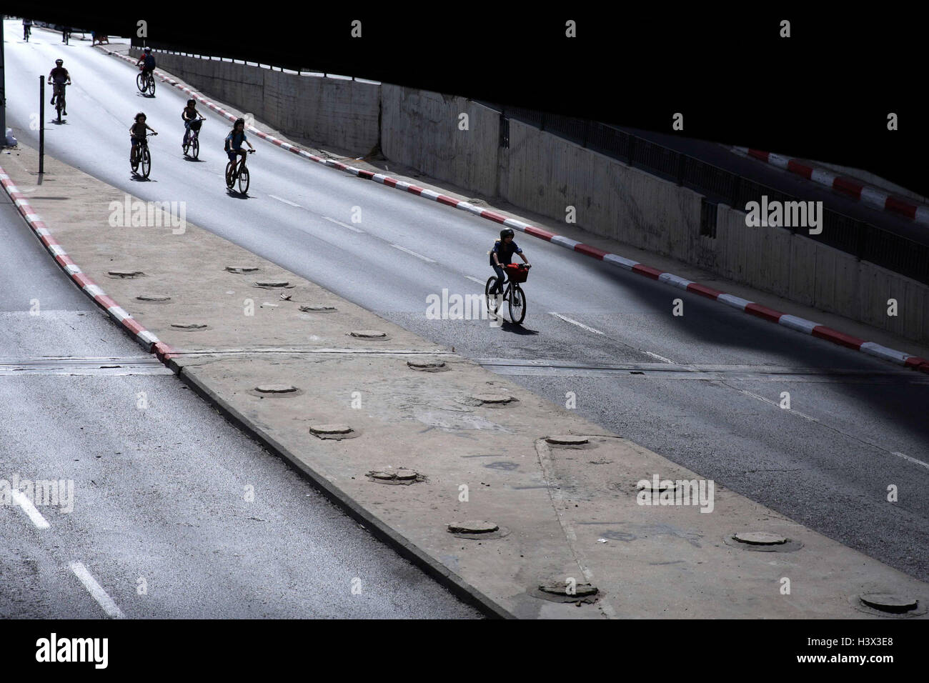 (161012) -- TEL AVIV, 12 octobre 2016(Xinhua) -- les Israéliens de la bicyclette pendant le Jour des Expiations, le Yom Kippour, ou sur la rue vide de Tel Aviv, Israël, le 12 octobre 2016. (Xinhua/Daniel Bar sur JINI) Banque D'Images