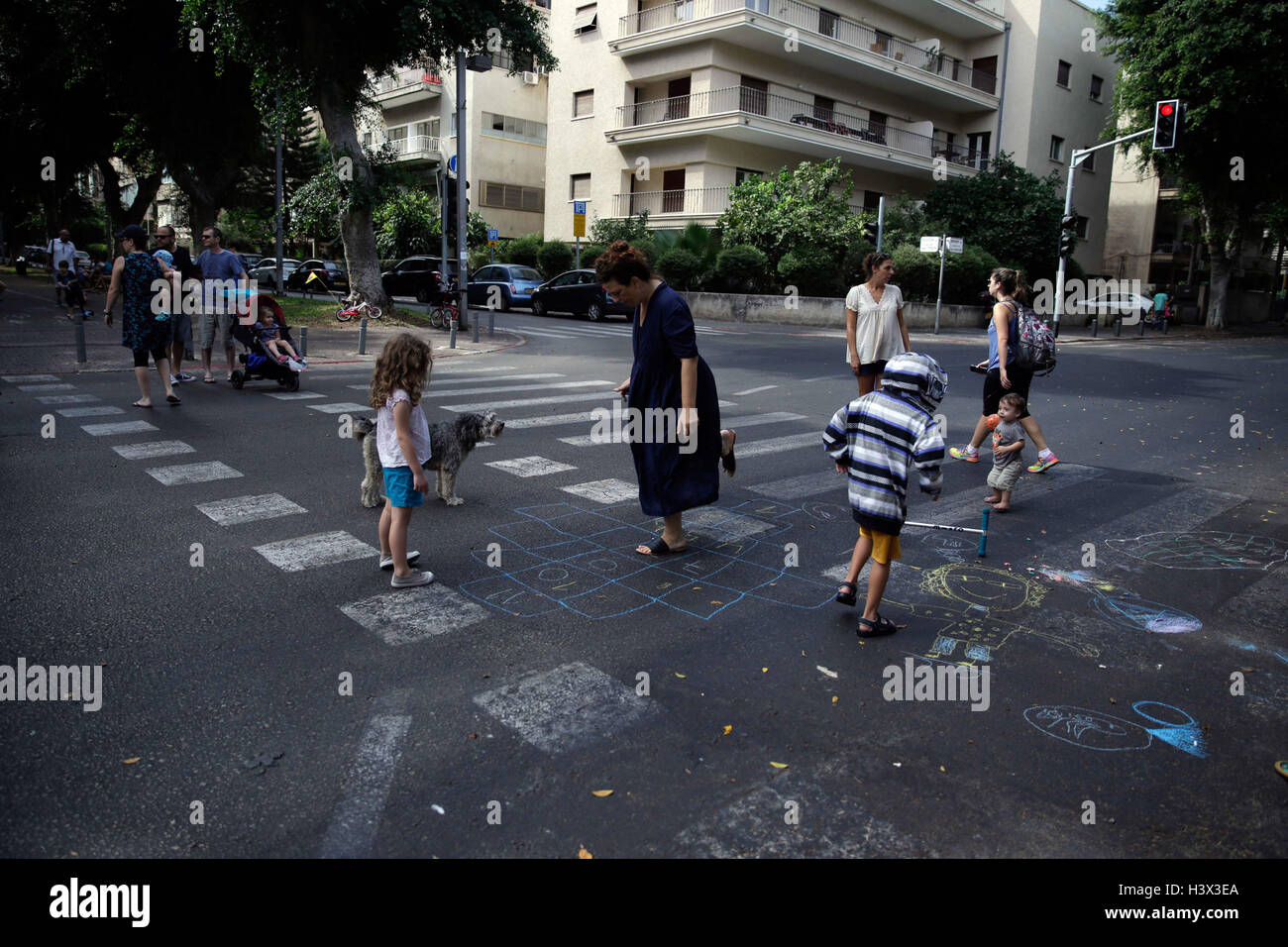 (161012) -- TEL AVIV, 12 octobre 2016(Xinhua) -- les Israéliens jouent sur la rue vide pendant le Jour des Expiations, le Yom Kippour, ou à Tel Aviv, Israël, le 12 octobre 2016. (Xinhua/Daniel Bar sur JINI) Banque D'Images