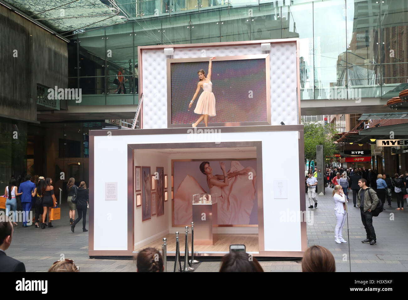 Sydney, Australie. 13 octobre 2016. Modèle australien Mimi danses Elashiry au sommet d'une énorme boîte de jewelley dans Pitt Street Mall, Sydney. Le danseur, originaire de , est de retour de Los Angeles à reimagine les souvenirs d'enfance unique de nombreuses femmes se souviendront de la belle ballerine danser dans la boîte de bijoux. Crédit : Richard Milnes/Alamy Live News Banque D'Images