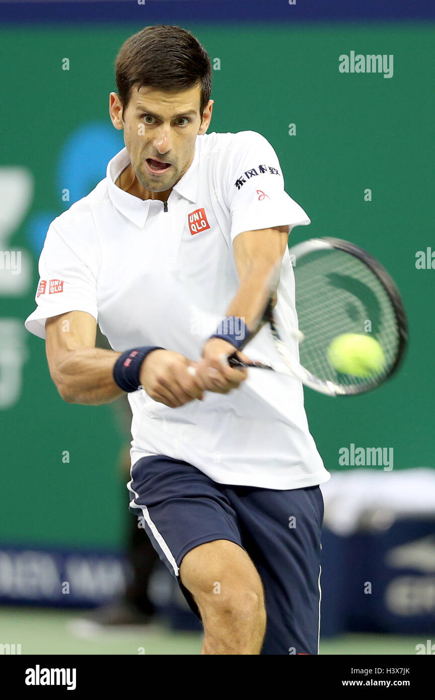 Shanghai, Chine. 13 Oct, 2016. Novak Djokovic la Serbie de renvoie la balle au cours de la troisième série des célibataires match contre Canadian Vasek Pospisil au tournoi de tennis Masters de Shanghai à Shanghai, la Chine orientale, le 13 octobre 2016. Novak Djokovic a gagné 2-0. Credit : Fan Jun/Xinhua/Alamy Live News Banque D'Images