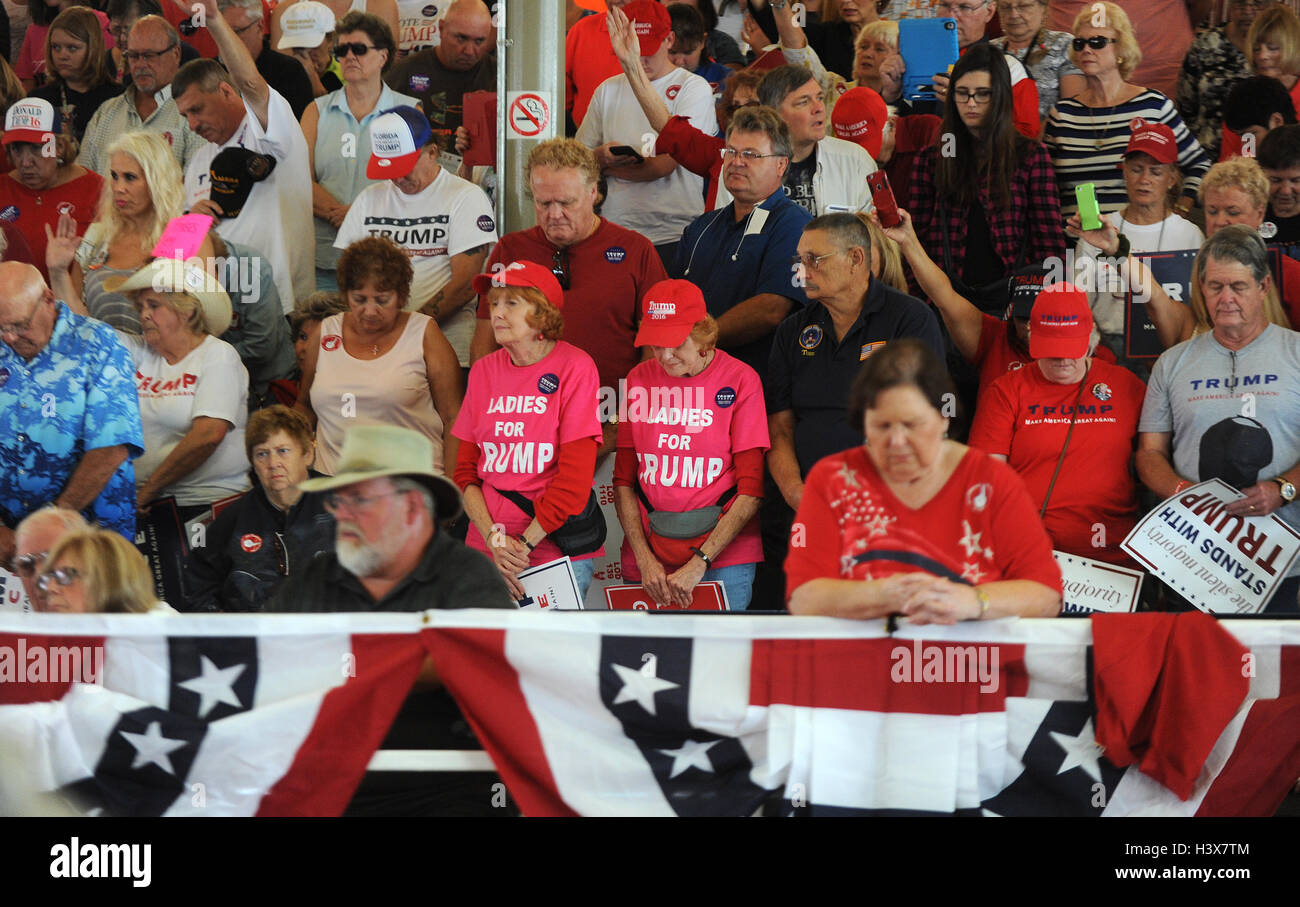 Ocala, États-Unis. 12 octobre 2016. 12 octobre 2016 - Ocala, Florida, United States - deux femmes partisans du candidat présidentiel républicain Donald Trump, porter des t-shirts portant l'expression 'Chers' Trump pour à un rassemblement électoral à l'extrémité sud-est du pavillon de l'élevage dans la région de Ocala, Floride le 12 octobre 2016. Crédit : Paul Hennessy/Alamy Live News Banque D'Images