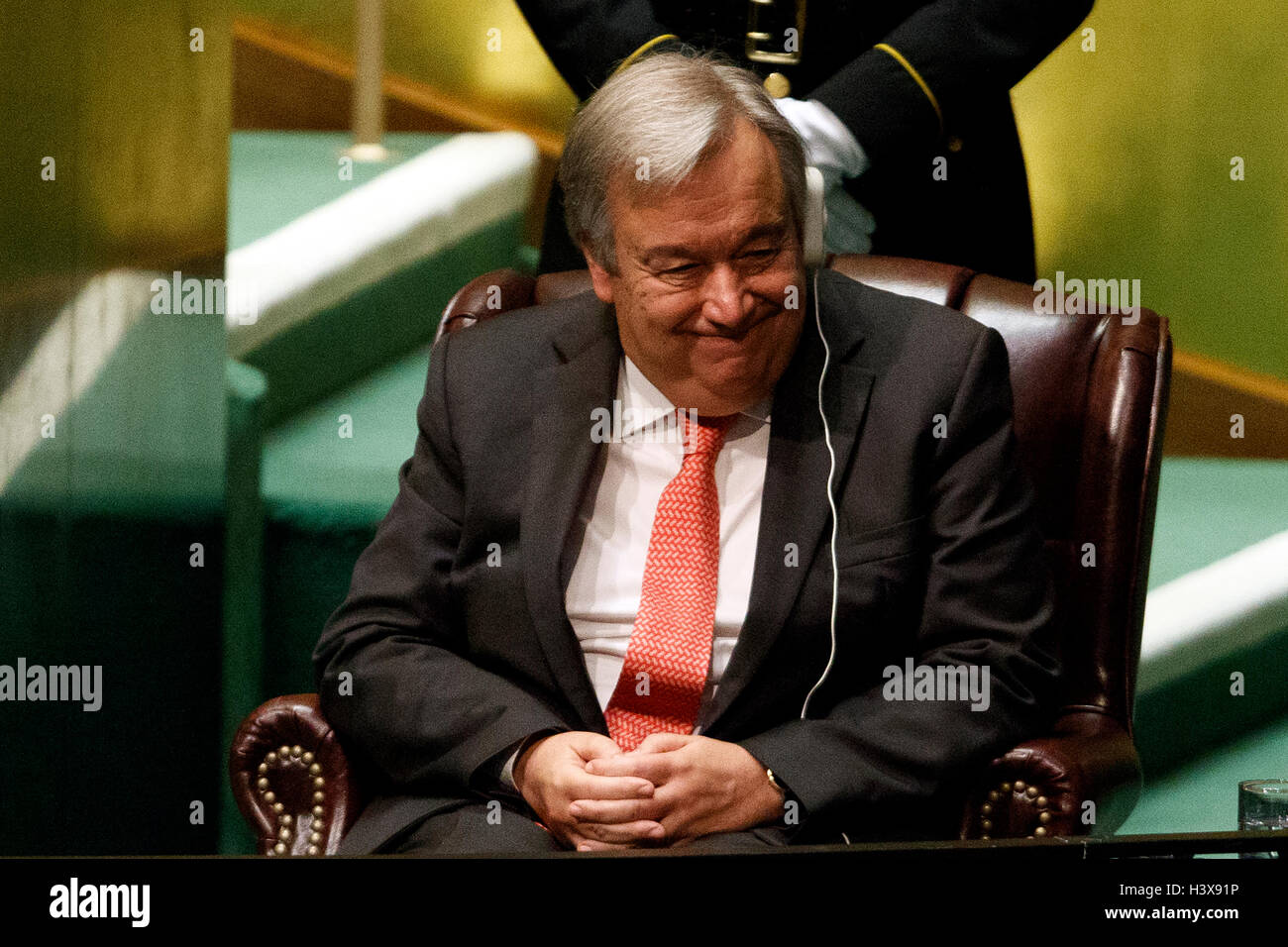 New York, USA. 13 octobre, 2016. L'Assemblée générale des Nations Unies nomme l'ancien Premier ministre portugais Antonio Guterres comme nouveau secrétaire général de l'ONU au siège de l ONU à New York, le 13 octobre 2016. L'Assemblée générale des Nations Unies le jeudi a nommé par acclamation l'ancien Premier ministre portugais Antonio Guterres comme prochain secrétaire général de l'ONU pour réussir sa retraite, Ban Ki-moon. Credit : Muzi Li/Xinhua/Alamy Live News Banque D'Images