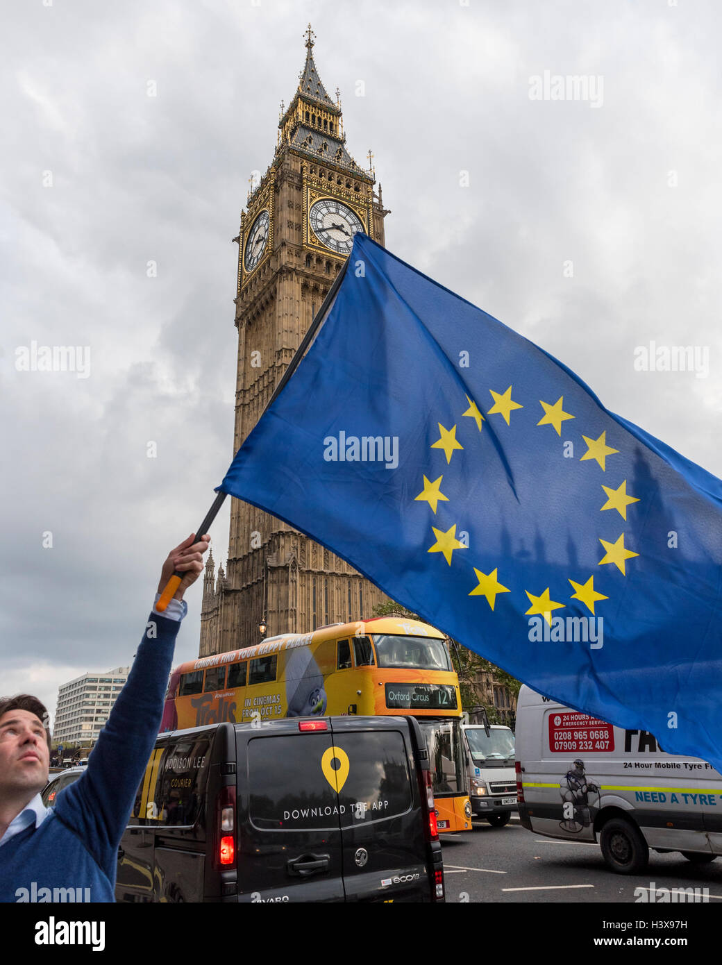 Londres, Royaume-Uni. 13 octobre 2016. Phil Jones, 34 ans, de High Wycombe, les vagues le drapeau européen devant les Maisons du Parlement. En tant que membre de la campagne populaire défi, membre du Mouvement européen ainsi qu'un membre du parti conservateur, M. Jones appuie la contestation judiciaire pour forcer le gouvernement à obtenir l'approbation du Parlement avant d'Brexit le début des négociations. Crédit : Stephen Chung / Alamy Live News Banque D'Images