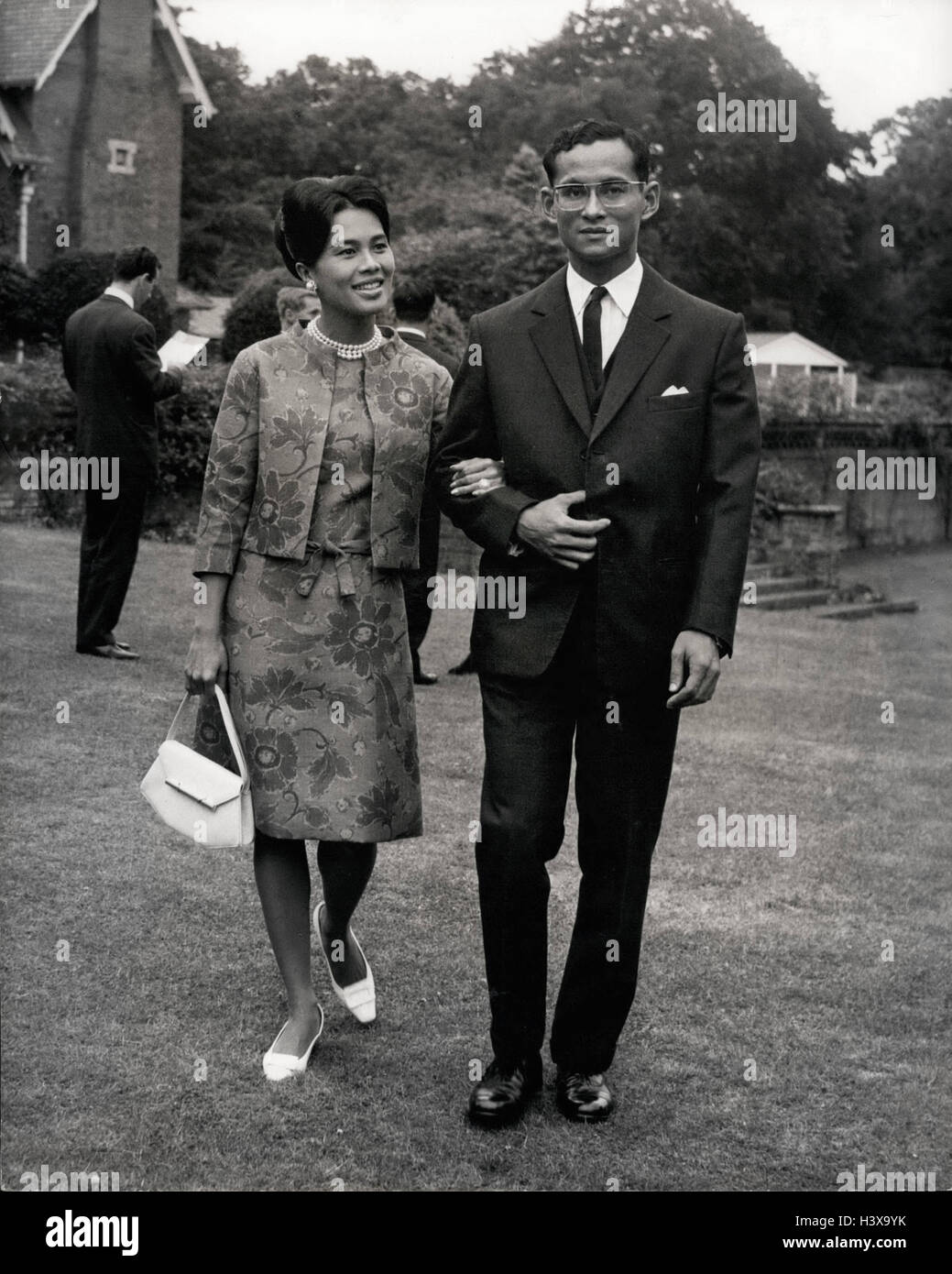 BHUMIBOL ADULYADEJ (5 décembre 1927 - 2016) est le Roi de Thaïlande. Également connu sous le nom de Rama IX, il est le neuvième monarque de la dynastie Chakri. Du 9 juin 1946 en titre, il est le plus ancien monarque régnant dans l'histoire Thaïe. Sur la photo : May 7, 1966 - Sunninghill, Angleterre, Royaume-Uni - le Roi Bhumibol Adulyadej et la reine Sirikit de Thaïlande, en visite privée avec leurs quatre enfants royaux, étaient aujourd'hui à l'aise à la presse à son domicile, dans le Berkshire. (Crédit Image : © Keystone USA via ZUMA Press) Banque D'Images