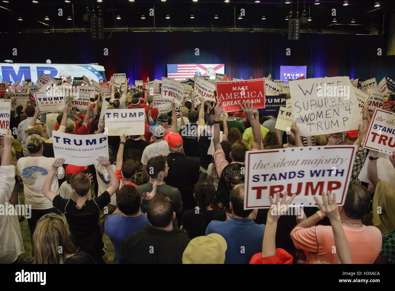 West Palm Beach, Etats-Unis. 13 Oct, 2016. Les partisans de la campagne de Donald Trump rally le 13 octobre 2016 à la foire sud de la Floride à West Palm Beach Florida : Crédit Photo l'accès/Alamy Live News Banque D'Images