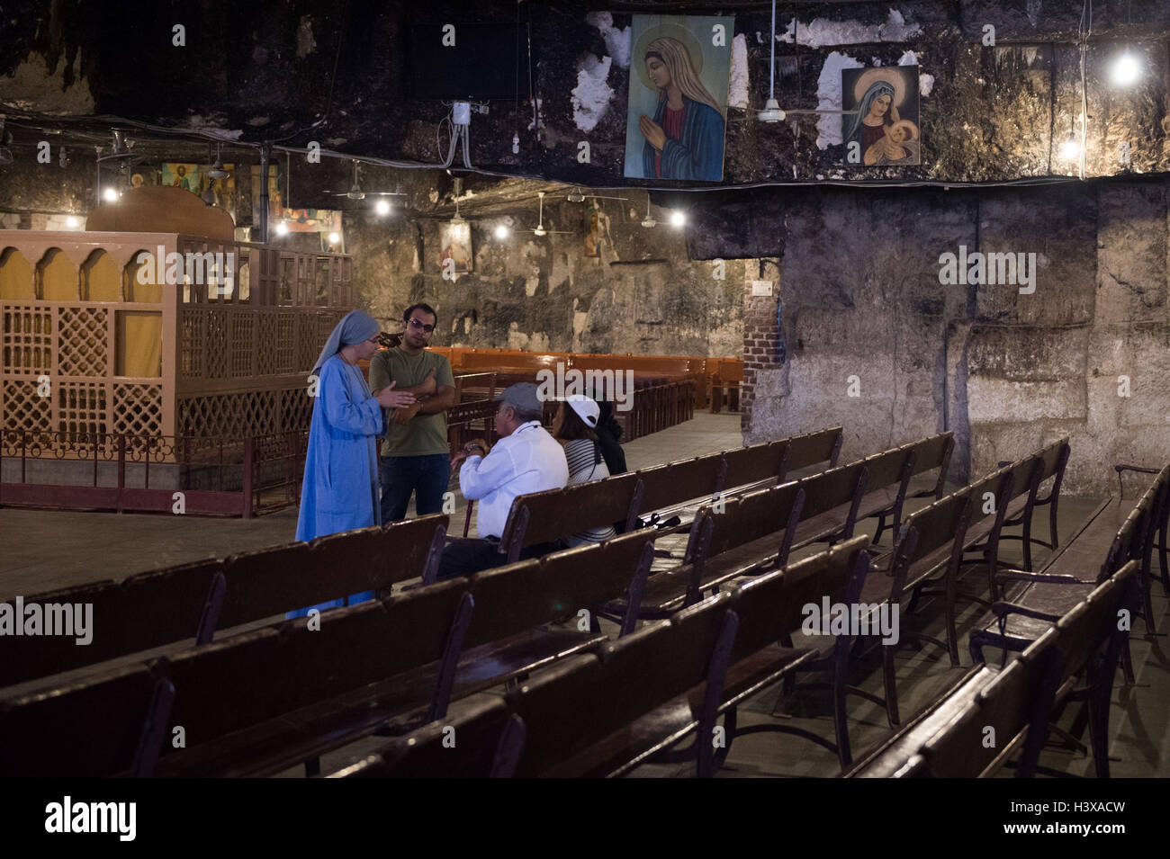 Assiut. Oct 11, 2016. Photo prise le 11 octobre 2016 montre l'église de caverne à l'intérieur de couvent de la Vierge Marie qui est censé pour être le dernier arrêt de la Sainte Famille en Haute Egypte, dans la ville de Dronka d'Assiout, Égypte. Le monastère de la Vierge Marie à Al-Muharraq et le couvent de la Vierge Marie sur la Montagne de la province d'Assiout, dans le sud de l'Égypte se présenter comme témoins historiques de la fuir voyage de la Sainte Famille de Jésus le Christ, sa mère la Vierge Marie et saint Joseph de Haute Egypte il y a plus de 2000 ans. © Meng Tao/Xinhua/Alamy Live News Banque D'Images