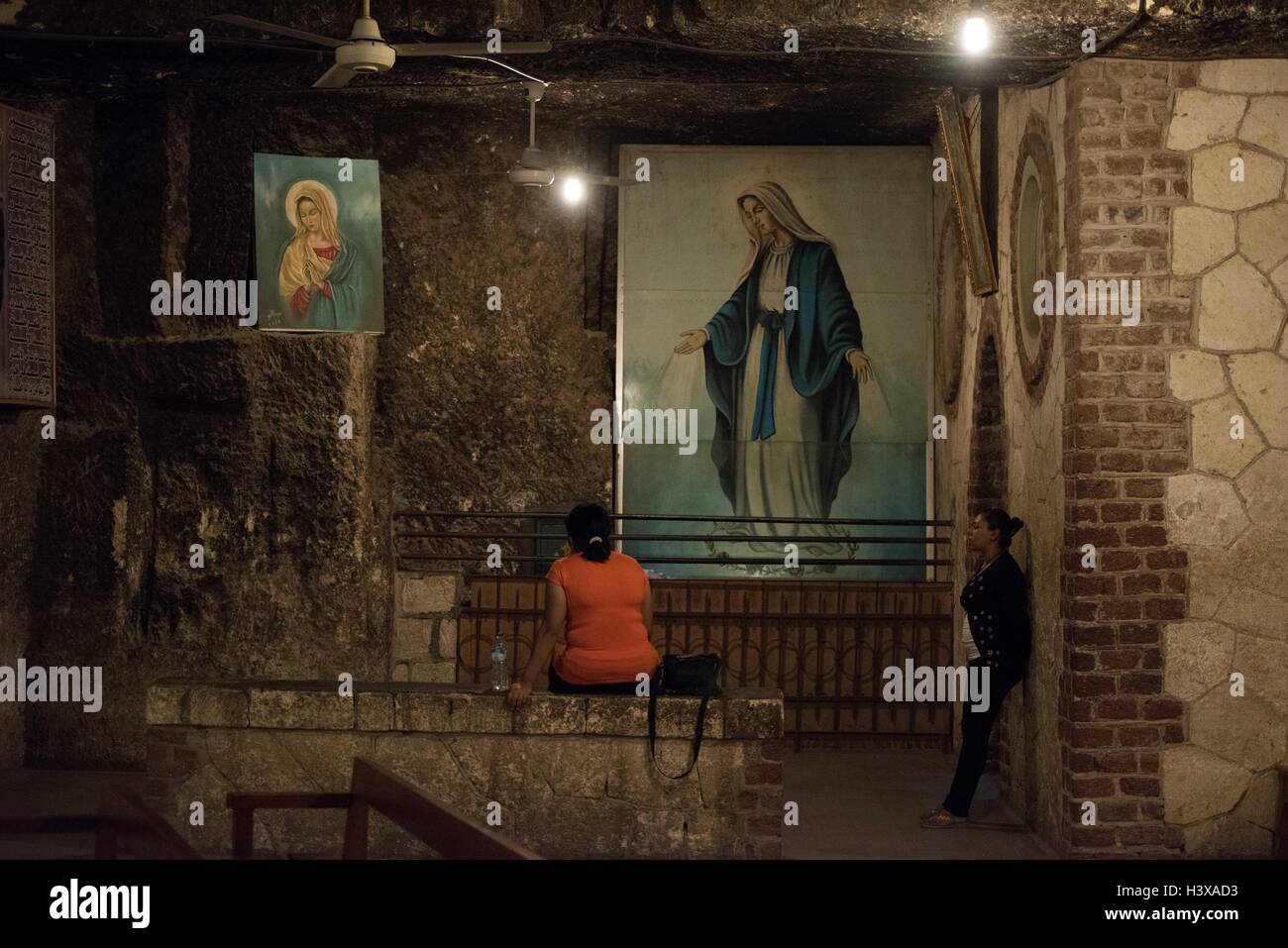 Assiut, Egypte. Oct 11, 2016. Les femmes égyptiennes prier à l'église de caverne à l'intérieur de couvent de la Vierge Marie qui est censé pour être le dernier arrêt de la Sainte Famille en Haute Egypte, dans la ville de Dronka d'Assiout, Égypte, le 11 octobre 2016. Le monastère de la Vierge Marie à Al-Muharraq et le couvent de la Vierge Marie sur la Montagne de la province d'Assiout, dans le sud de l'Égypte se présenter comme témoins historiques de la fuir voyage de la Sainte Famille de Jésus le Christ, sa mère la Vierge Marie et saint Joseph de Haute Egypte il y a plus de 2000 ans. © Meng Tao/Xinhua/Alamy Live News Banque D'Images