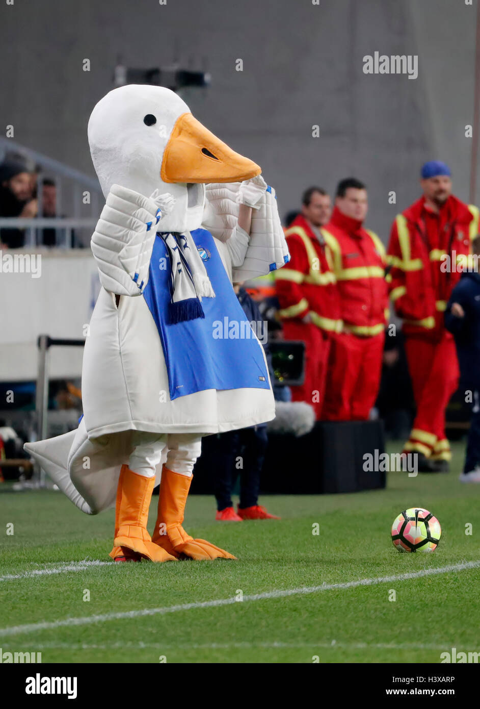 Budapest, Hongrie. 13 Oct, 2016. La "Gedeon" mascotte de la MTK Budapest watches le jeu pendant le stade match d'ouverture entre MTK Budapest et Sporting CP à Nandor Hidegkuti Stadium le 13 octobre 2016 à Budapest, Hongrie. Credit : Laszlo Szirtesi/Alamy Live News Banque D'Images