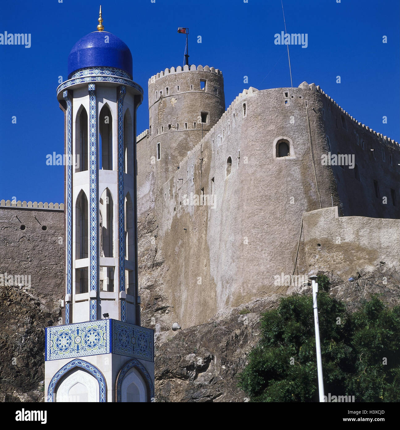 112 Muscat, Oman, fort Mirani, en 1586, le minaret, France, Péninsule Arabique, sultanat, Muscat, Mascate, la construction, l'enrichissement, forteresse, la mosquée de premier plan, tour Banque D'Images