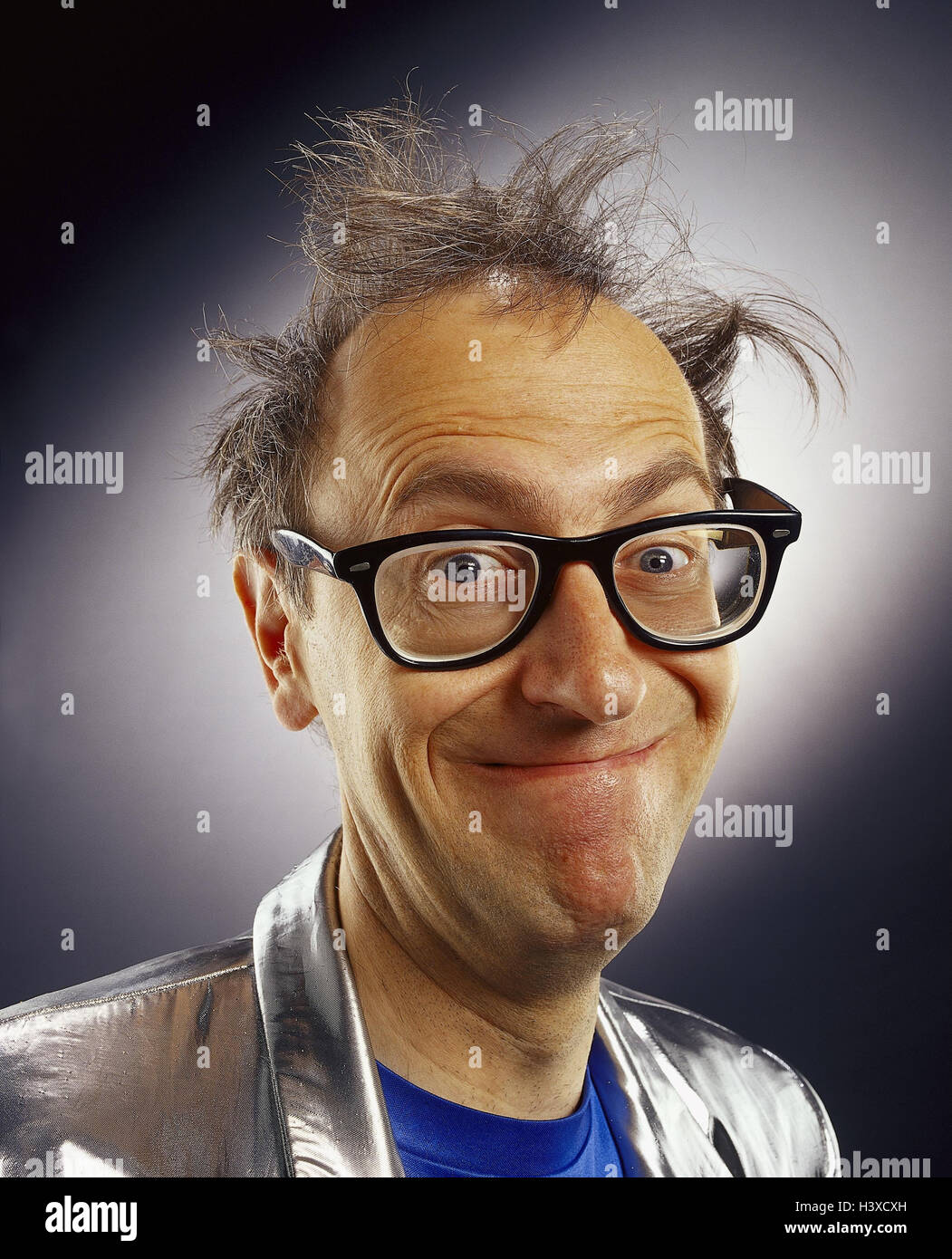 L'homme, lunettes, cheveux, volants, grin chaotiquement, jouer du visage,  portrait, studio, hommes, sourire, sourire, grimace, confus, irrite,  imitation, 'Woody Allen' Photo Stock - Alamy