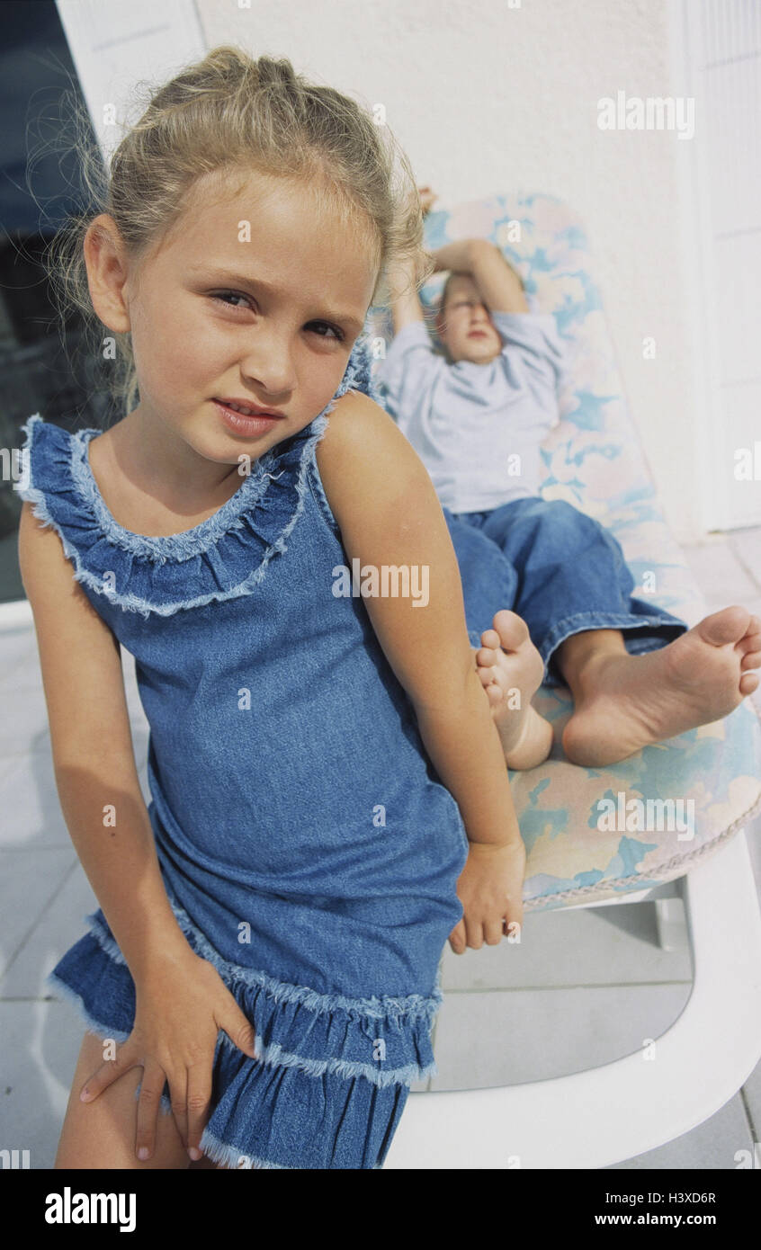 Terrasse, frères et sœurs, chaise, détail, 5 - 10 ans, l'enfant, frère, soeur, fille, garçon, loisirs, vacances, congés, voir l'appareil photo, l'enfance, de naturel, légers, à l'extérieur Banque D'Images