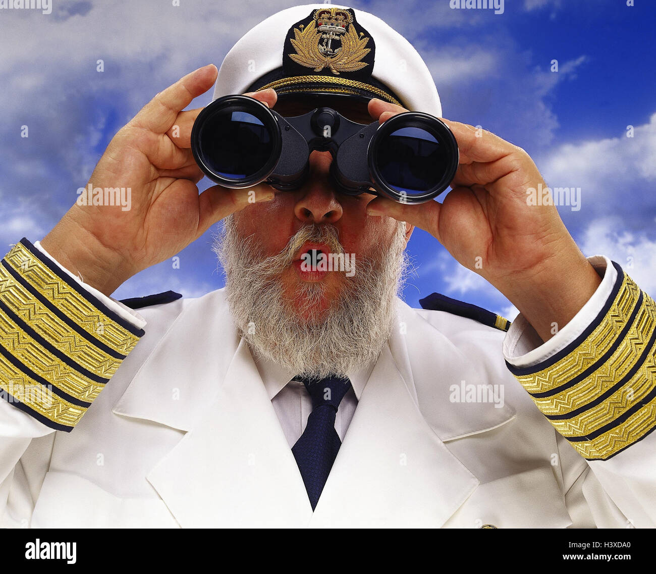 La composition, le capitaine, jumelles, jouer du visage, étonnement, portrait, ciel nuageux concepts, senior, l'observation, l'observer, la marine, la navigation, capitaine, marin, voir, regarder, étonné, surpris Banque D'Images