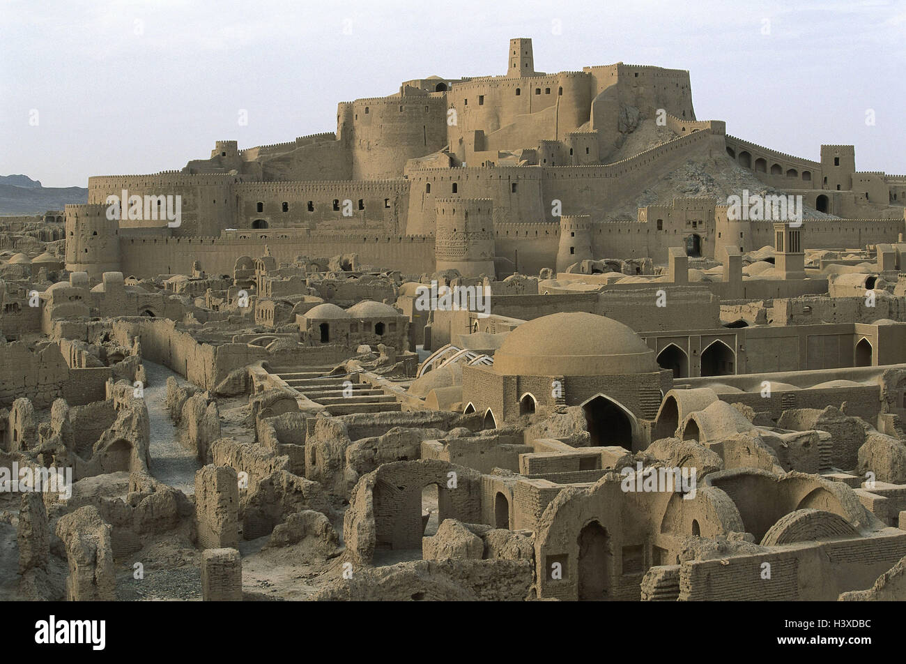 L'Iran, Kerman, Bam, vue sur ville, fief de fixation, remblai, le Moyen-Orient, l'avant à l'Est, au Proche-Orient, ville oasis, Bam, fief, ville, ville fantôme, mucky, mucky architecture, architectural, tradition, château, mur de la ville, forteresse, muraille, la culture, l'art, point d'intérêt, désert, Lut Banque D'Images