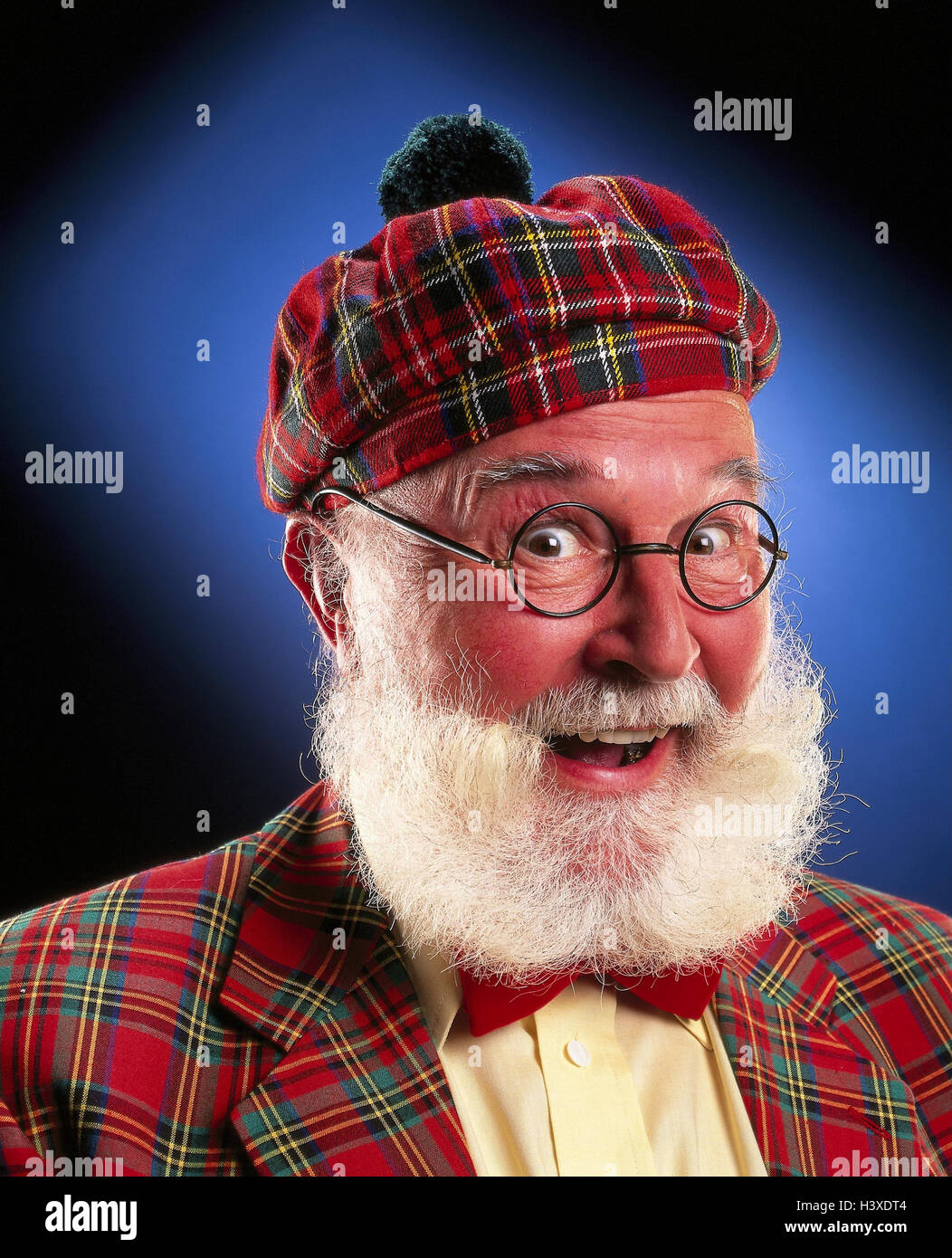Senior, veste, casquette, vérifié, lunettes, barbe, sourire, heureux,  portrait, Senior, à l'intérieur, l'homme, vieux, barbe complète, beard,  blanc, Écosse, en écossais, veste, veste de sport, les échantillons de  Scot, carré, rouge, friendly,