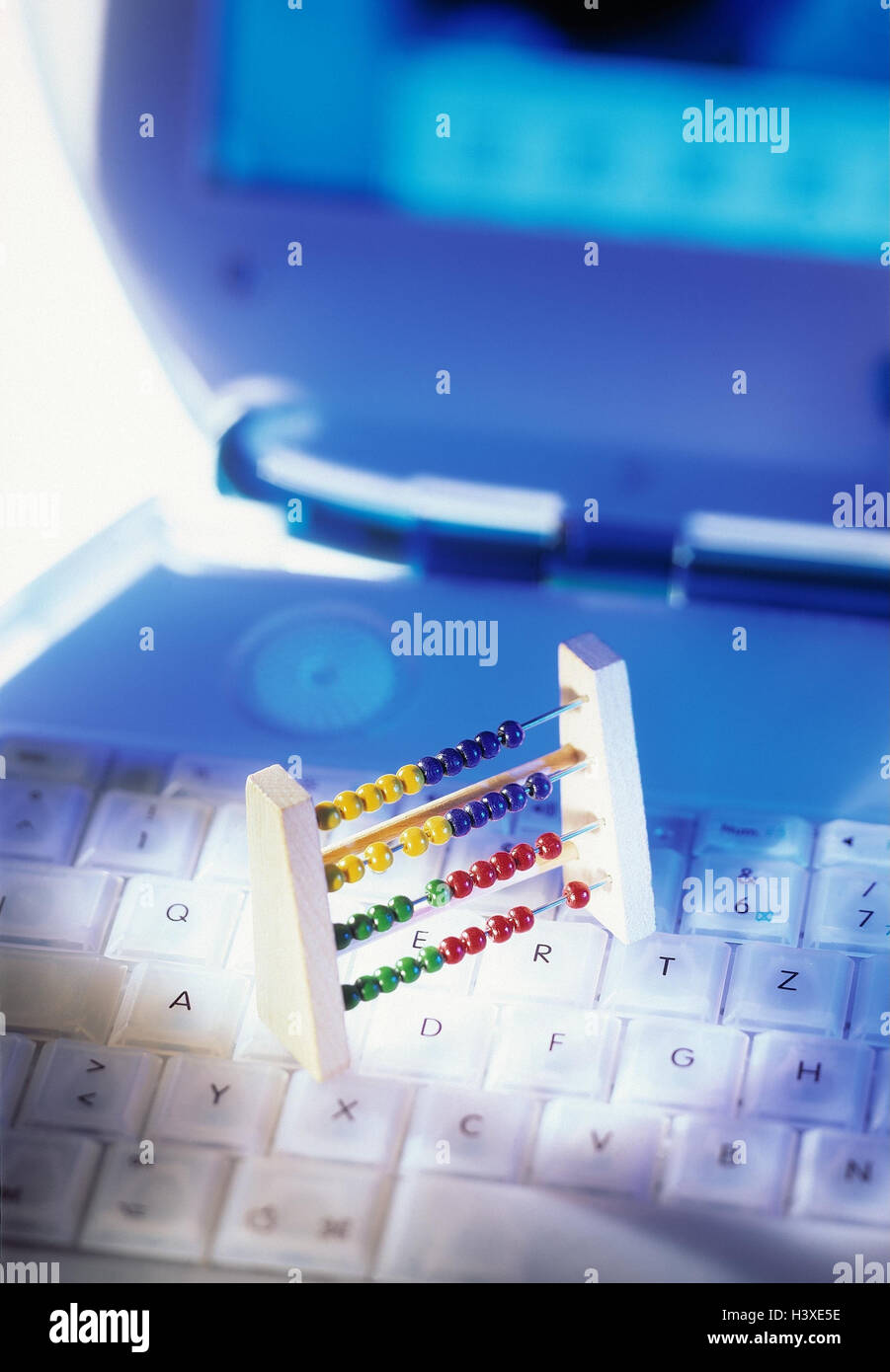 Ordinateur, clavier, le traitement de données d'Abacus, crash, calcul de l'aide Banque D'Images