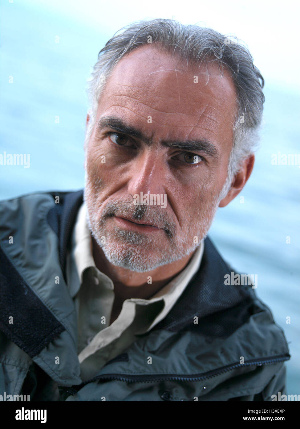 Mer, senior, coupe-vent, portrait, homme, 50-60 ans, 60-70 ans, aux cheveux  gris, voir l'appareil photo, au sérieux, envisager, pensées, manteau, veste  de pluie, vêtements de pêche, pêcheur, pêcheur, loisirs, hobby, activité,  égaliseur,