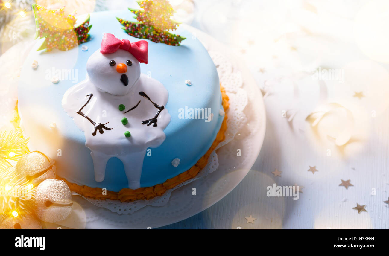 Joyeux Noël ; gâteau de Noël et vacances décoration sur fond bleu Banque D'Images