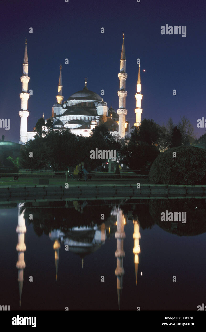 La Turquie, Istanbul, mosquée bleue, de l'éclairage, le lac, le clonage, la nuit, l'Europe, centre de province, la mosquée du sultan Ahmed, Sultan Ahmet Camii, la structure, les minarets, les eaux, la mise en miroir de l'eau, étang, l'architecture, la structure, 17 cent., point d'intérêt, vue, l'architecture, la culture, la foi, la religion, l'Islam Banque D'Images