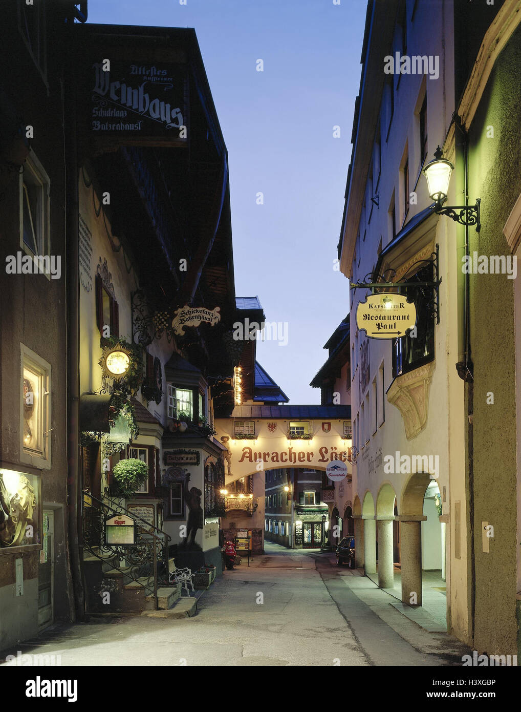 Autriche, Tyrol, Kufstein, Vieille Ville, cour romaine lane, 'Auracher Löchl', 'Batzenhäusl', l'humeur du soir, Unterinntal lane, terrasse, bar, gastronomie, élégance dance Batzenhäusl, un bar à vins, peinture, peinture de façade, la conservation des monuments et lieux historiques buildi Banque D'Images