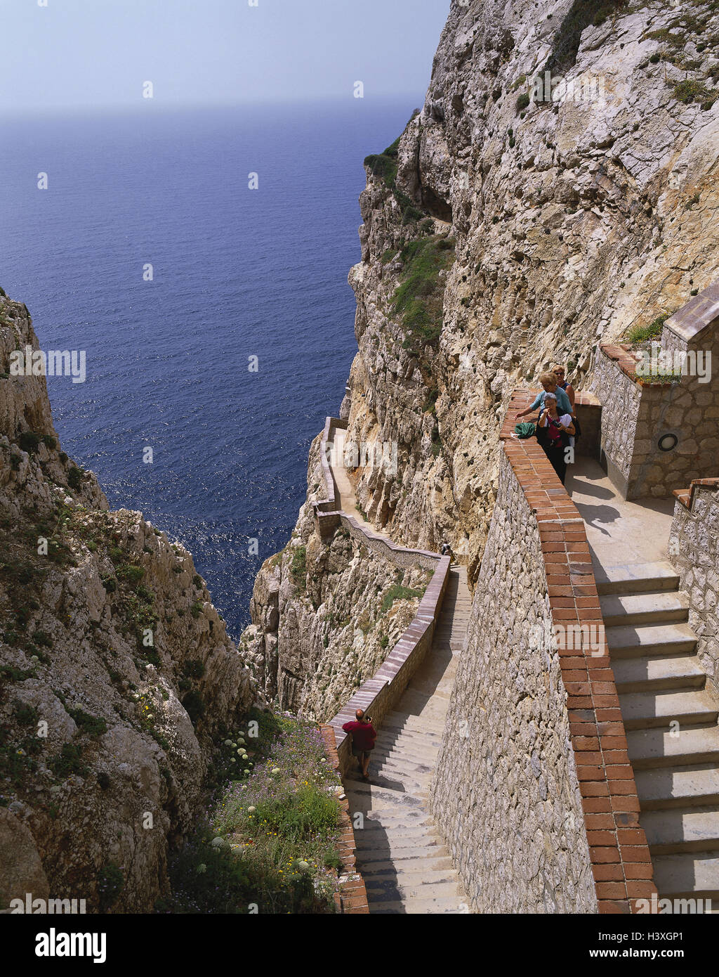 Italie, Sardaigne, province Sassari, Capo Caccia, falaise, des escaliers, des touristes, l'île de la grotte de Neptune, la mer Méditerranée, Sardaigne, côte ouest, côte, rock, la bile, la côte escarpée, cours, escaliers, entrées, grotte Grotta del Nettuno Banque D'Images