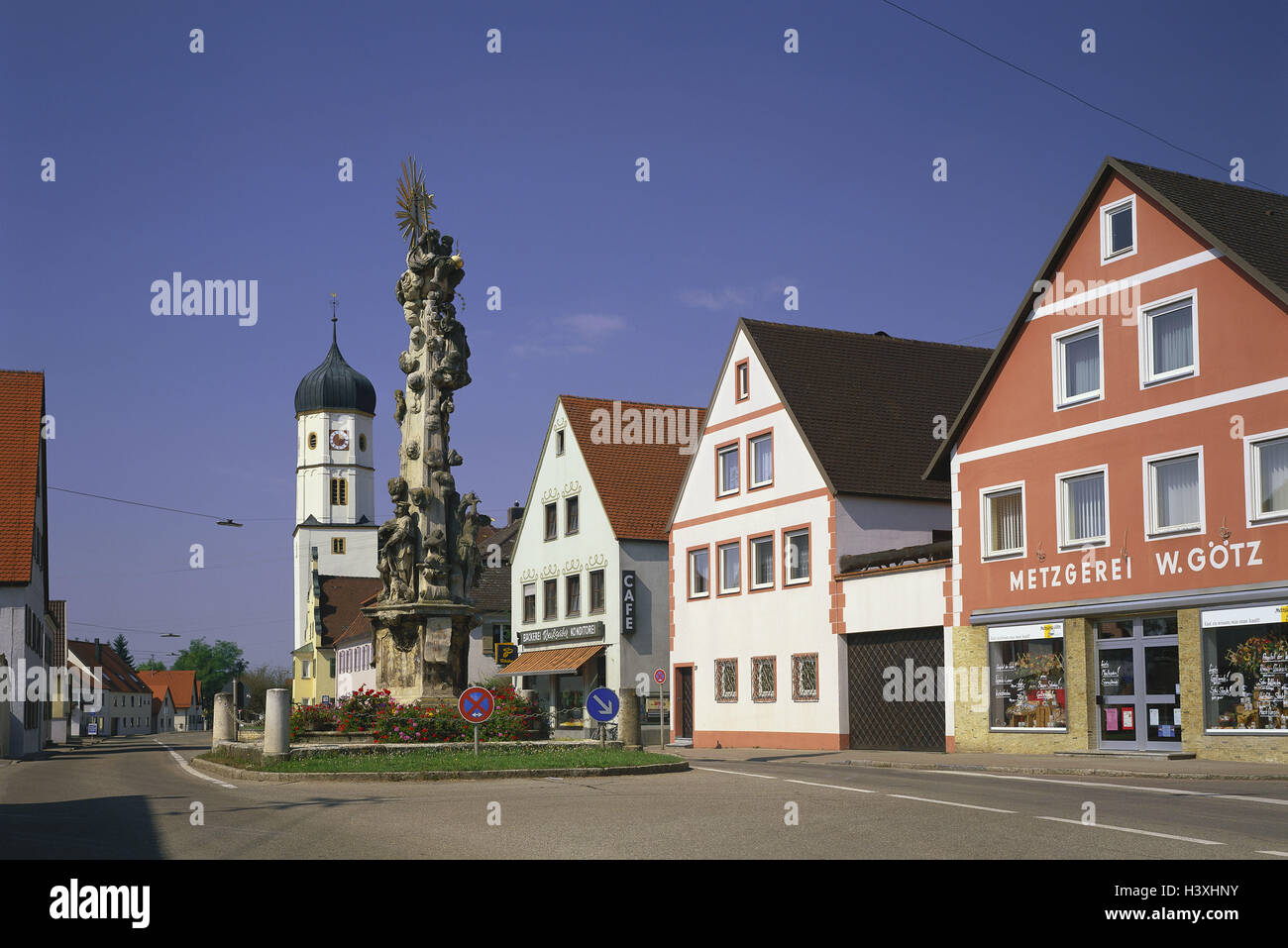 Allemagne, romantique, rue Pierre poisson-chat, scène de rue, pilier de la lutte antiparasitaire, l'Europe, la Bavière, souabe, pilier, la mémoire, l'église commémorative, pilier, église paroissiale, point d'intérêt, de la culture, de l'extérieur, l'été Banque D'Images