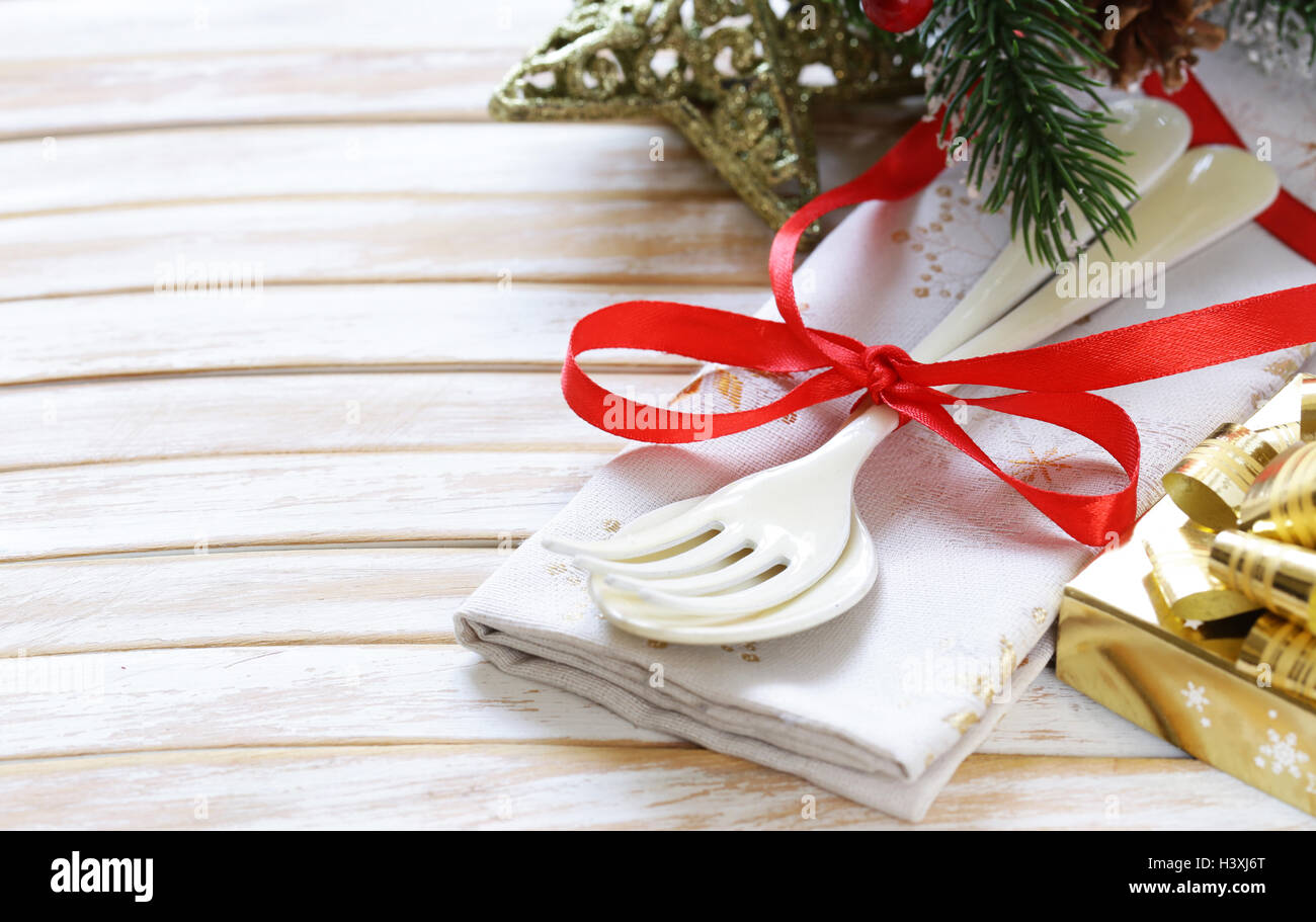 Couverts fourchette et cuillère de table de Noël sur fond de bois Banque D'Images