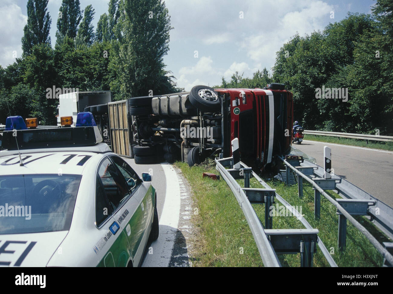 De l'autoroute, accident, camion, tombées, voiture de police street, de la circulation, accident de la circulation, camion, trafic de longue distance, de la police, véhicule de police, l'acquisition des données sur les accidents, scène de l'accident, enregistrer, stocker, sauvegarder, à l'extérieur Banque D'Images