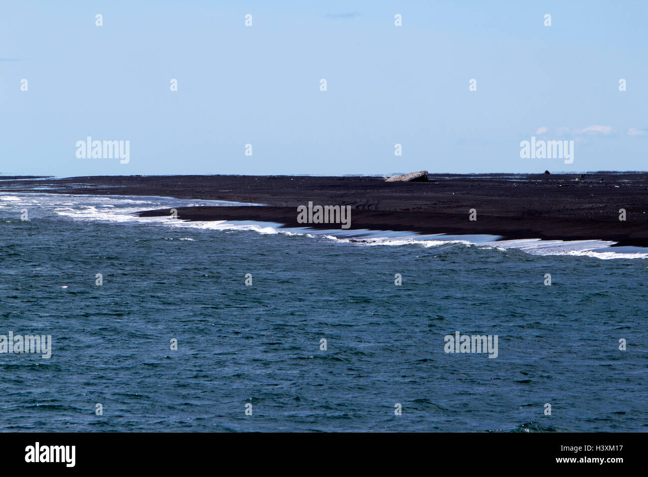 Vagues se brisant sur la plage de sable noir volcanique du sud de l'Islande bakki Banque D'Images