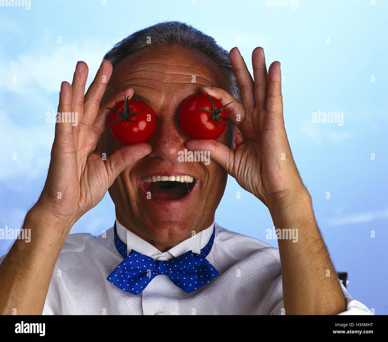 L'homme, les yeux, les tomates, heureux, portrait, milieu vieille personne, tomate, shirt, fly, fondu, de joie, de prière, de rire, bêtement, absurde, humour, gag, gaieté, blague, drôlement, blague, plaisir, amusement, cut out, 'tomates sur les yeux", en disant : Banque D'Images