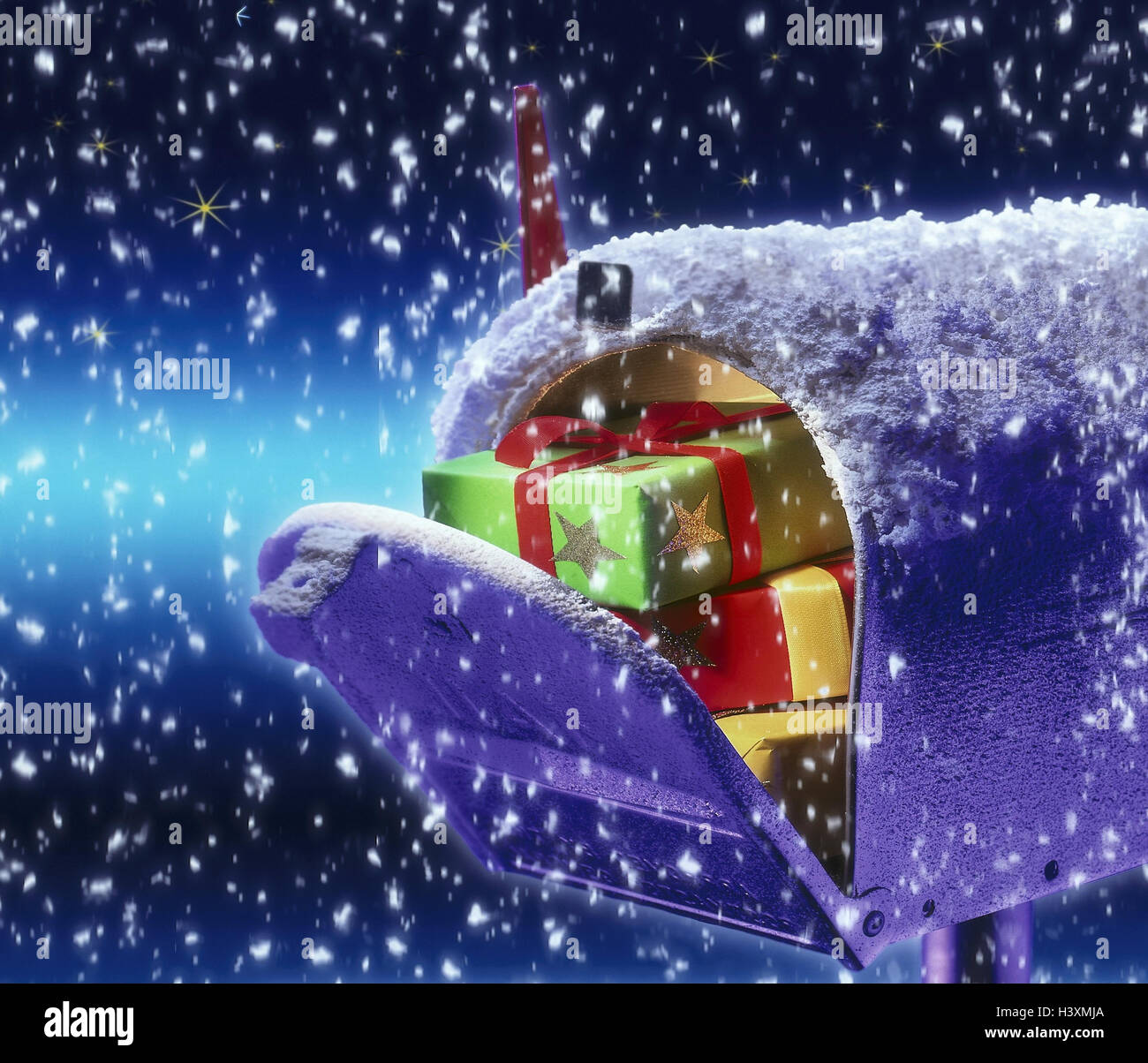 Icône, après Noël, une boîte aux lettres, cadeaux, studio de neige, de composer, still life, Noël, yule marée, post, des cadeaux de Noël, colis, cadeau de Noël, surprise, neige, hiver, soir, photographie de produits, still life Banque D'Images