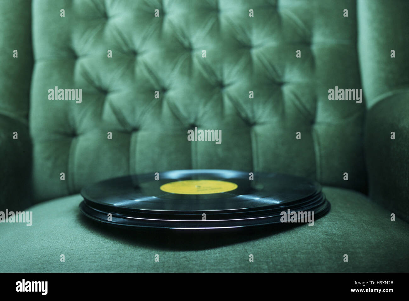 Fauteuil, long-playing records, chaises rembourrées, LP, LP's, records, vinyl, defenselessly, superposés, lot, l'un contre l'autre, musique, son transporteur, animation, photographie de produits, still life Banque D'Images