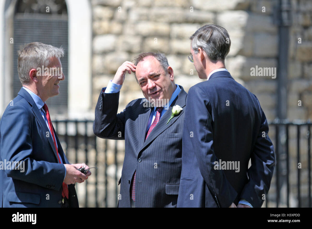 Londres. 27 mai 2015. Ouverture du Parlement de l'État. Alex Salmond et Jacob Rees-Mogg sur College Green après le discours de la Reine Banque D'Images