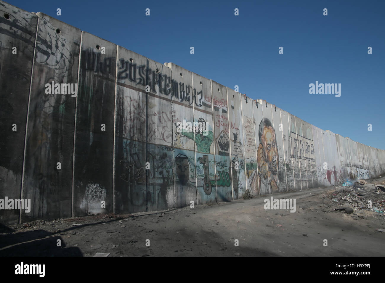 Vue du mur de séparation près du point de contrôle de Qalandya à la rive ouest de la Palestine. À partir d'une série de photos commission Banque D'Images