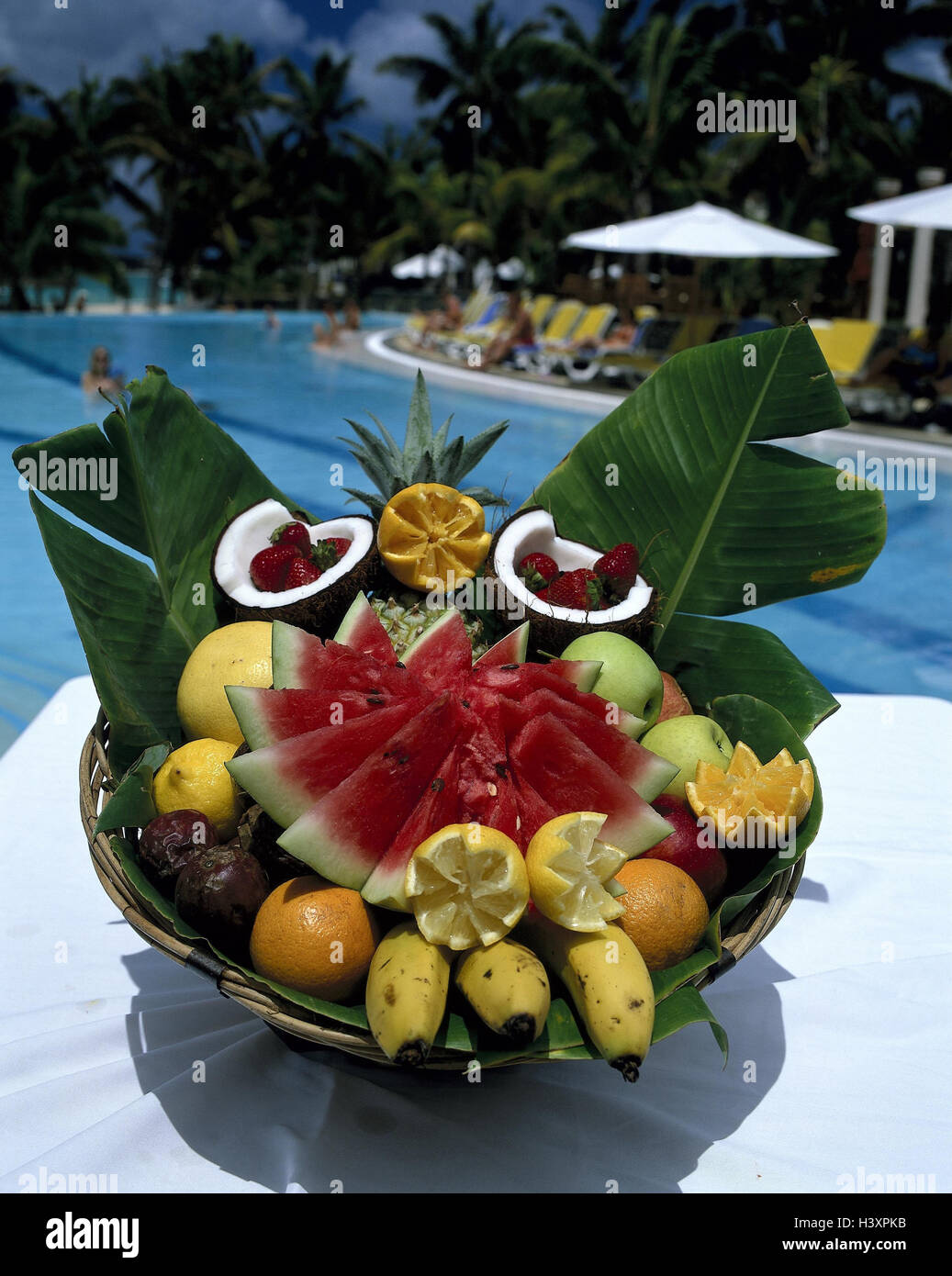 L Ile Maurice La Piscine Marge Panier Fruits Exotiques De L Ocean Indien Maskarenen Ile De L Etat Island Corbeille De Fruits Tropical Fruits Tropicaux Trie D Une Maniere Differente Feuilles Pasteque Noix De Coco Fraises