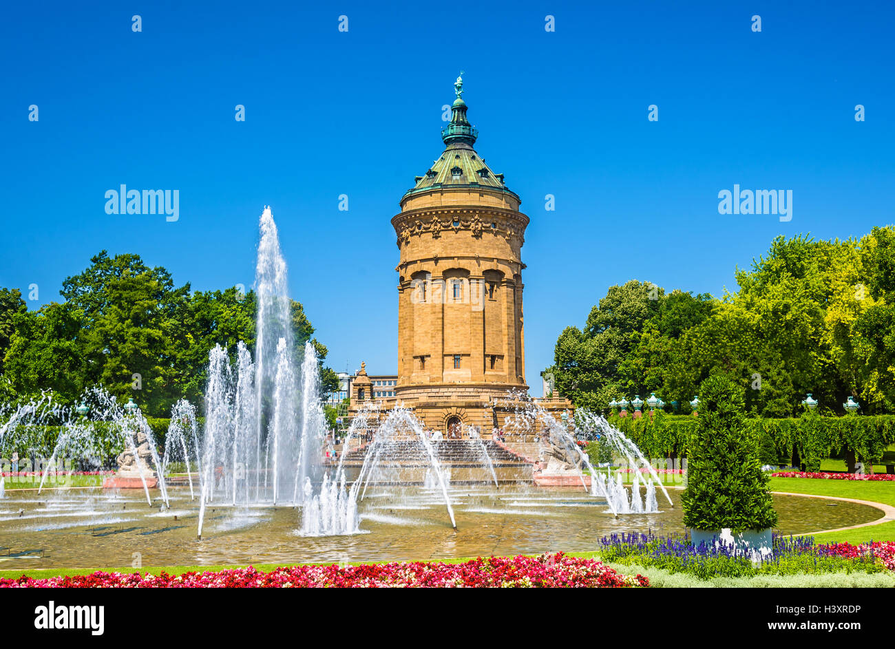 Fontaine et tour de l'eau sur place Friedrichsplatz à Mannheim - Allemagne Banque D'Images