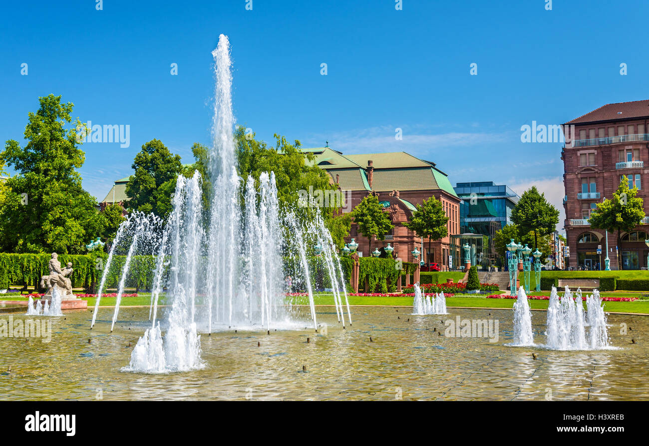 Wasserspiele fontaine sur place Friedrichsplatz à Mannheim - Allemagne Banque D'Images