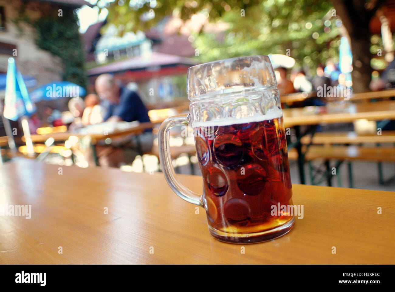 Allemagne Baviere Beer Garden Table Verre De Biere De L Europe Restaurant Pub Terrasse Beer Mug Mesure Biertrinken Verre Jug Biere Boissons Boissons Gazeuses Alcool Boissons Boissons Biere Biere Legere Loisirs Detente Confort